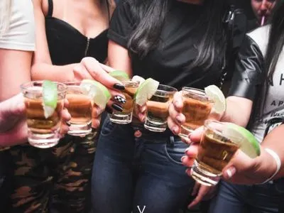 Исследователи назвали полезный для женщин алкоголь