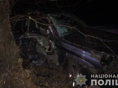 На Харківщині матір з дітьми на позашляховику Toyota врізалася у дерево - четверо травмованих