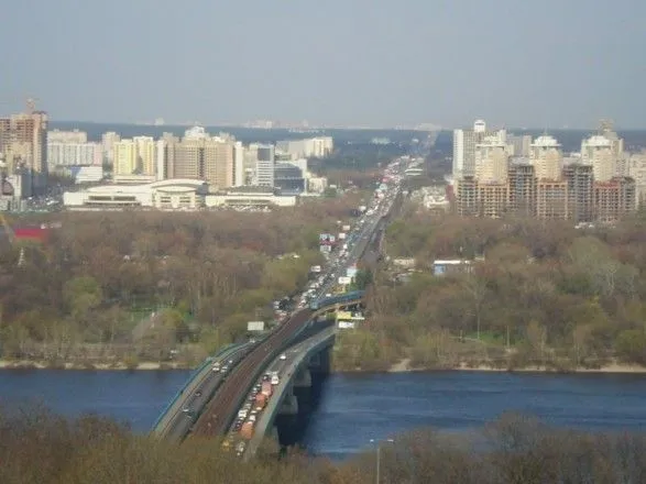 na-stolichnomu-mostu-metro-chastkovo-obmezhili-rukh