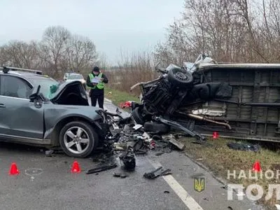 На Львівщині позашляховик Audi "на зустрічці" зіткнувся з мікроавтобусом - троє загиблих