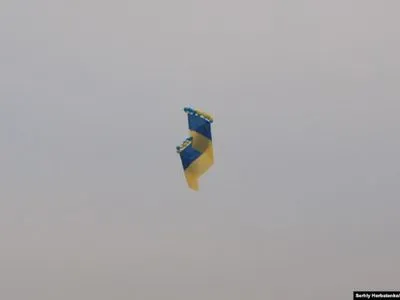В Крым запустили 20-метровый флаг Украины