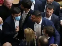 Депутати штовхались і блокували трибуну: перша сесія Одеської облради досі не відкрилась