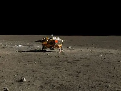 Апарат "Чаньє-5" вперше надіслав фото прапора Китаю на фоні ландшафту Місяця