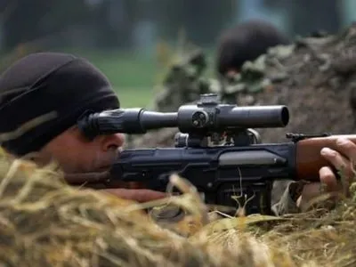 На Донбасі снайперським вогнем поранили українського військового