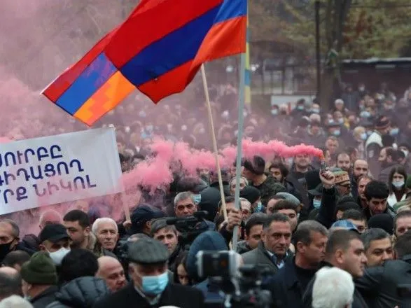 На мітингу у Вірменії Пашиняну порадили “добровільно” піти з посади