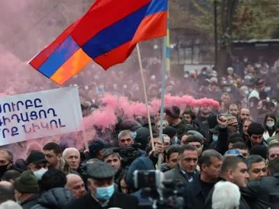 На митинге в Армении Пашиняну посоветовали “добровольно” уйти с поста