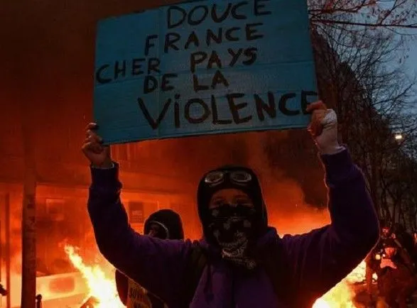 Макрон, хватит! Францию всколыхнула волна протестов и беспорядков, есть задержанные