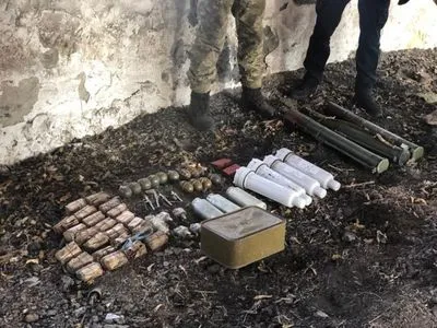 У зруйнованій будівлі на Донеччині виявили схрон бойових гранат та снарядів