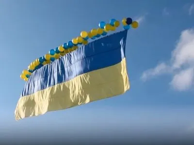 В направлении оккупированной Горловки по небу запустили украинский флаг