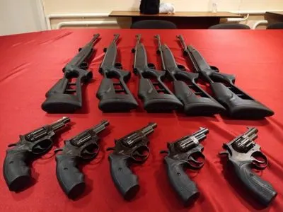 Украинец пытался провезти в Беларусь пневматические винтовки и револьверы