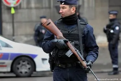 Во Франции еще 5 человек задержаны в связи с убийством учителя под Парижем