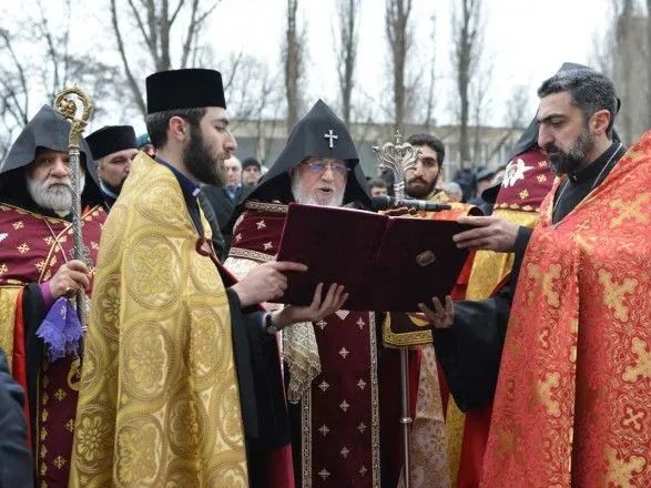 Ситуация в Карабахе: глава Армянской православной церкви призвал Пашиняна уйти в отставку