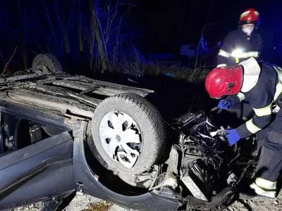 Машина перевернулась в кювет в Хмельницкой области: три человека погибли