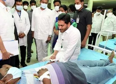 Из-за вспышки неизвестной болезни в Индии уже госпитализировали более 450 человек