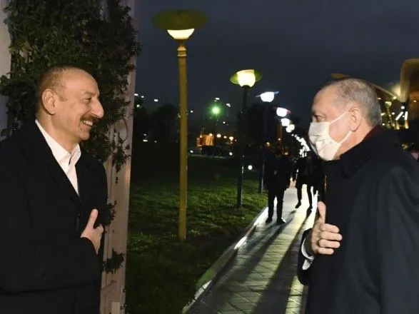 erdogan-pribuv-do-azerbaydzhanu-dlya-uchasti-v-paradi-peremogi