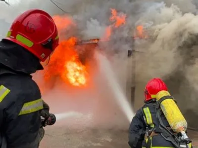 В Киеве произошел масштабный пожар на автомойке: огонь перекинулся на гаражи