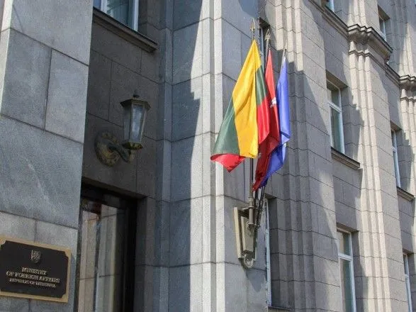 Хакери розмістили на сайті МЗС Литви повідомлення про затримання дипломата з наркотиками та зброєю: деталі