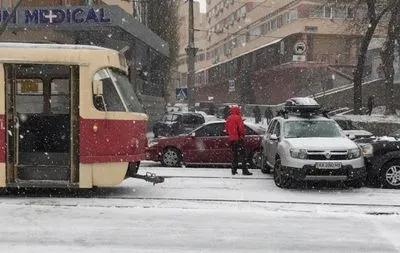 Через ожеледицю в Києві затримується рух трамваїв і тролейбусів