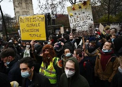 В Париже во время протестов произошли столкновения, силовики применили водометы