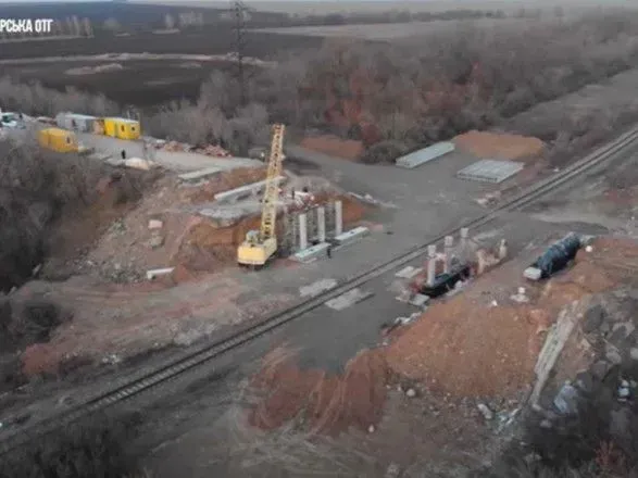 В Донецкой области показали восстановление разрушенного боевыми действиями моста