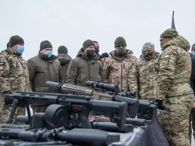 Зеленскому в "Десне" показали, как тренируют танкистов и снайперов