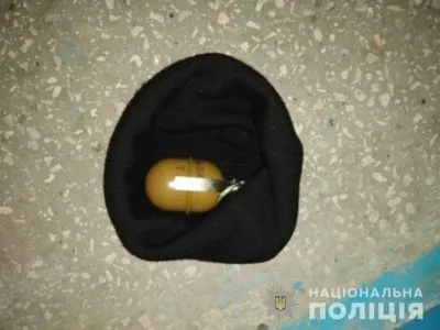 Щоб кохана не пішла: на Київщині чоловік погрожував жінці та дитині гранатою