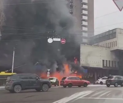 У Києві загорівся готель на бульварі Шевченка - рух ускладнено