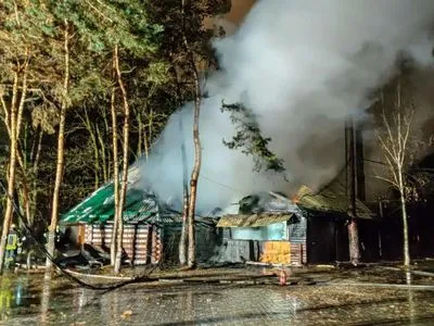 В Киеве сгорело кафе, охранника госпитализировали с ожогами