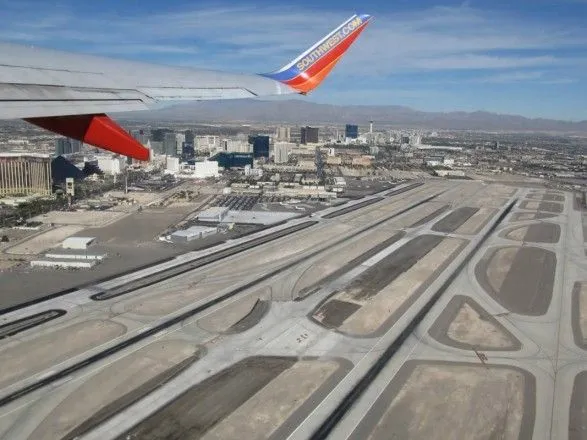 В аэропорту Лас-Вегаса мужчина проник на взлетную полосу и залез на крыло авиалайнера