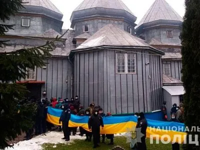 На Буковине во время попытки захвата храма произошли столкновения