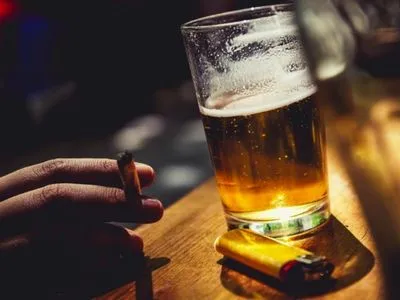 В Україні наприкінці року подорожчали алкоголь і сигарети