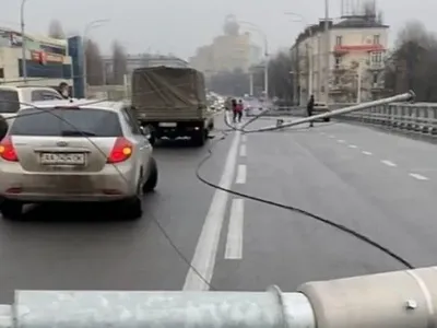 Падение электроопор на автомобили в Киеве: полиция открыла производство