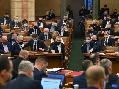 Венгерские консерваторы на фоне "секс-вечеринок" решили прописать в конституции дополнительные запреты в отношении ЛГБТ
