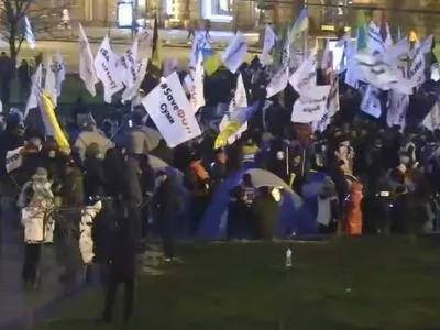Палатки на Майдане зачистили: во время столкновений избили трех полицейских