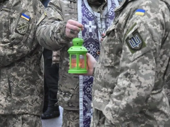 На передову на Донбасі передали Вифлеємський Вогонь Миру