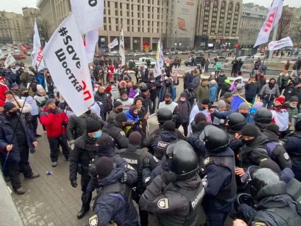 aktsiya-protestu-fopiv-na-maydani-postrazhdalo-blizko-40-politseyskikh