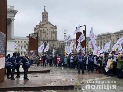 Поліція не дала мітингувальникам встановити намети на Майдані