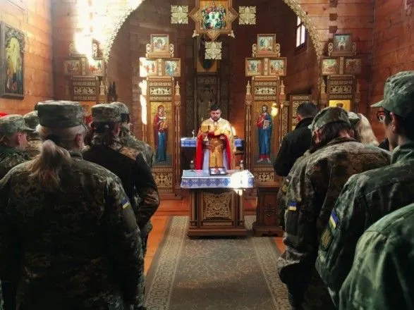 Украинцы больше всего доверяют военным и церкви, не доверяют - росСМИ и чиновникам