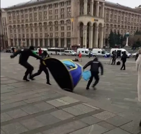 protesti-fopiv-na-maydani-uchasniki-povidomili-scho-politsiya-vkrala-u-nikh-namet-i-khotila-zabrati-generator