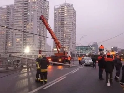 Столбы на Шулявском мосту заменяют, компенсация за авто - на подрядчике