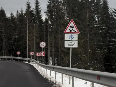 Водіїв попередили про ожеледицю та сніг: місцями до 15 см