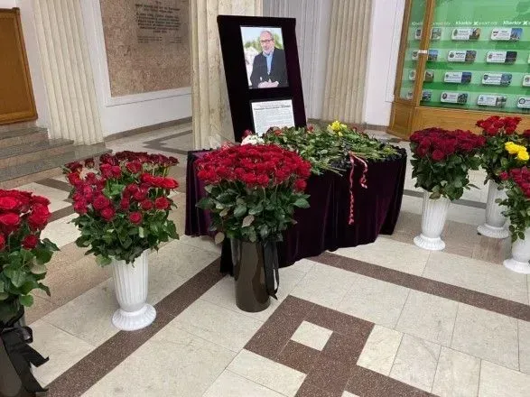 Остановилось сердце большого города: в горсовет Харькова массово несут цветы в память о Кернесе