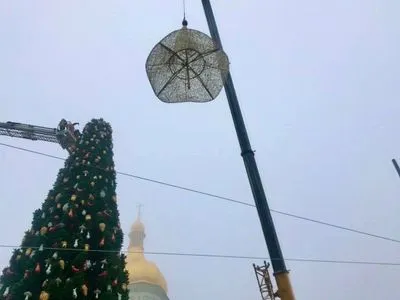 Замість "відьомського" капелюха: головну ялинку країни прикрасили різдвяною зіркою