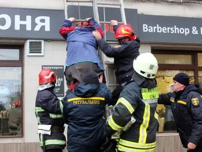 У Хмельницькому під час пожежі в ТЦ евакуювали понад 20 людей