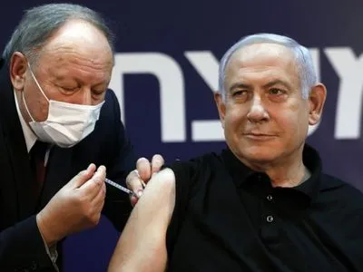 Пандемія: прем'єр Ізраїлю Нетаньяху вакцинувався від COVID-19 у прямому ефірі