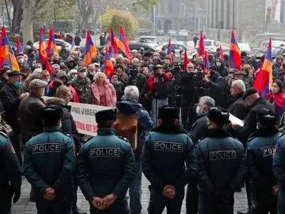Нагірний Карабах: у Єревані тисячі людей поминають загиблих і вимагають відставки Пашиняна
