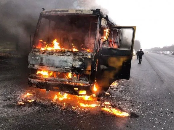 Под Днепром на ходу загорелся автобус с пассажирами
