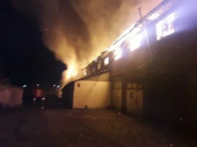 Крупный пожар вспыхнул в Киевской области: горит старый мебельный цех