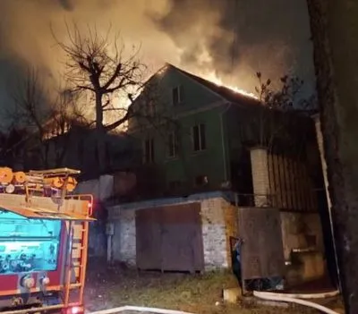 В Киеве горит двухэтажный жилой дом