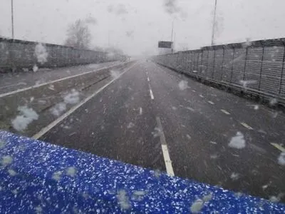 Водіїв попередили про туман та мокрий сніг на під'їздах до Києва